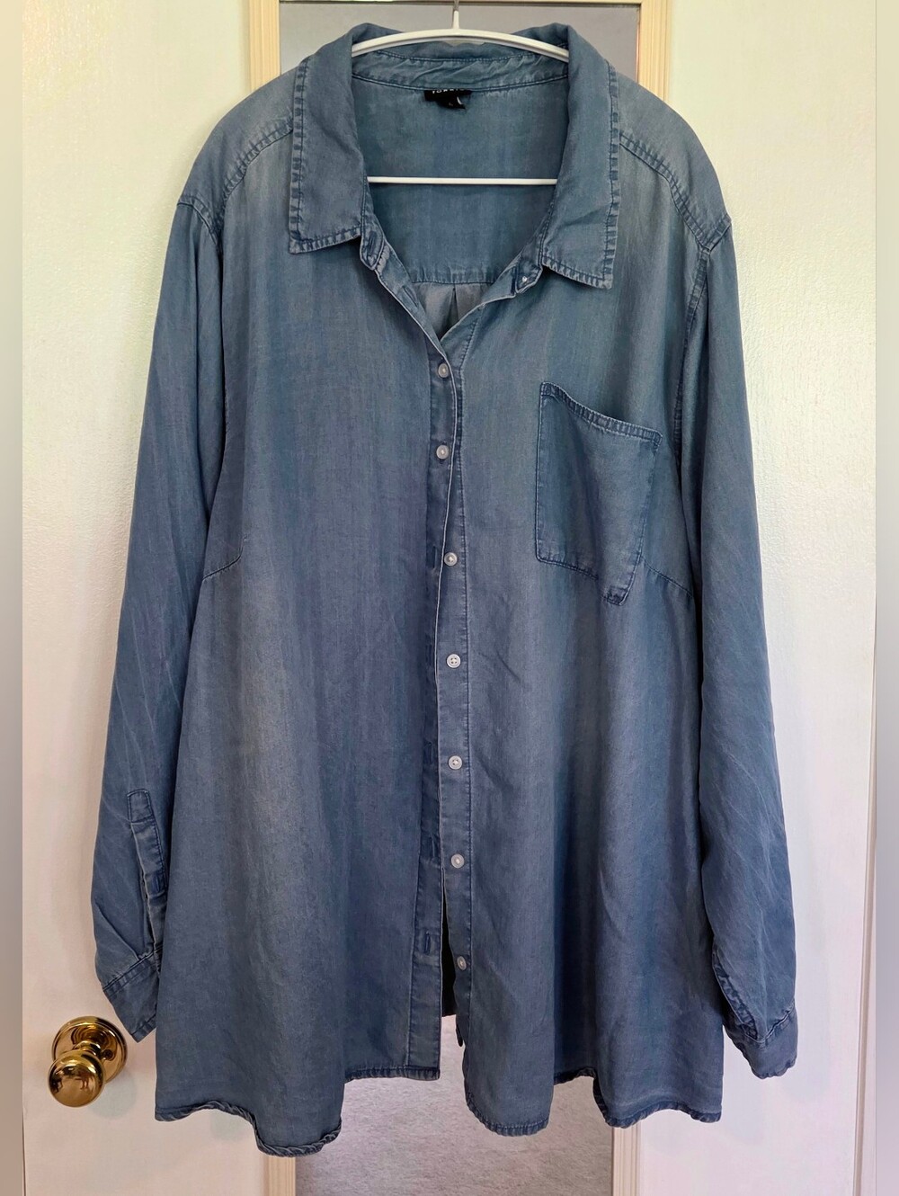 Torrid Plus Size 6 (30/32) Women's Washed Indigo Denim Shirt - Relaxed Fit